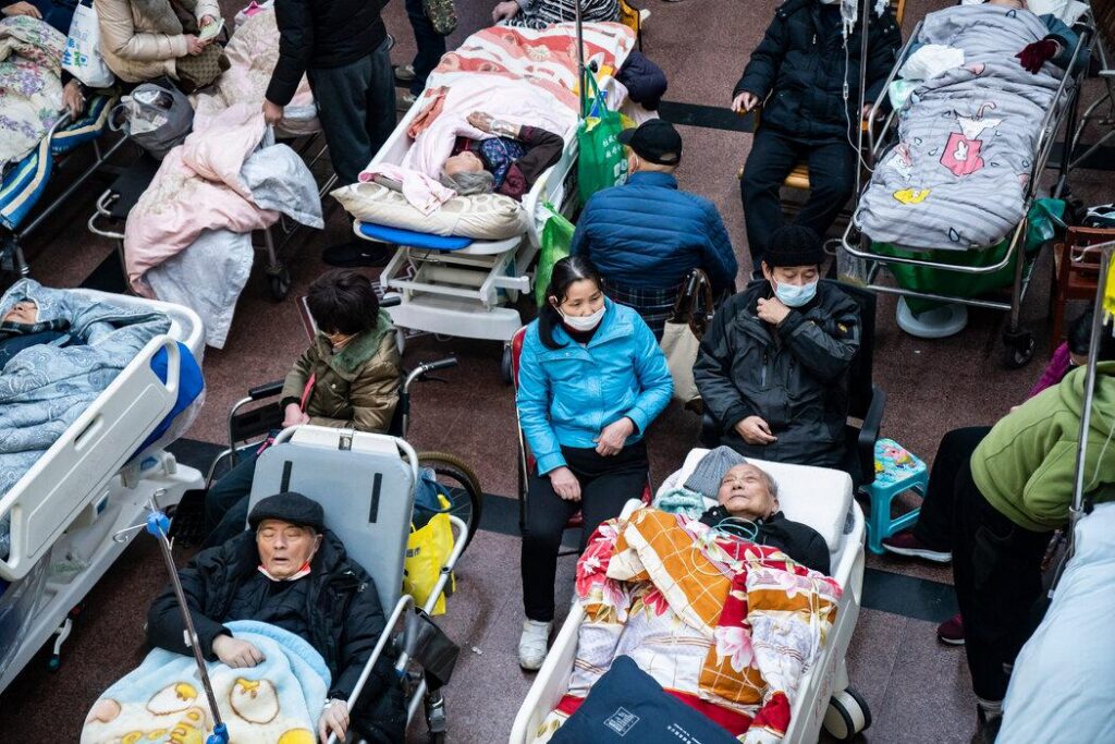 这是上海的一家医院，大厅被病床堵塞，众多新冠病人躺床状况危急。 