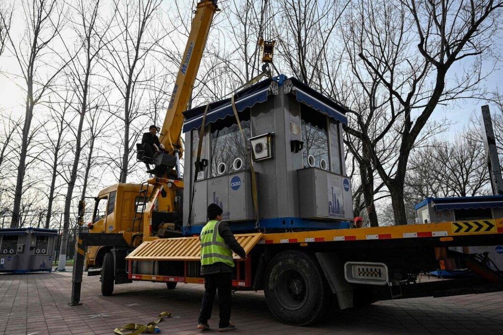 一个北京的核酸检测站点拆除后被工作人员装载至卡车。